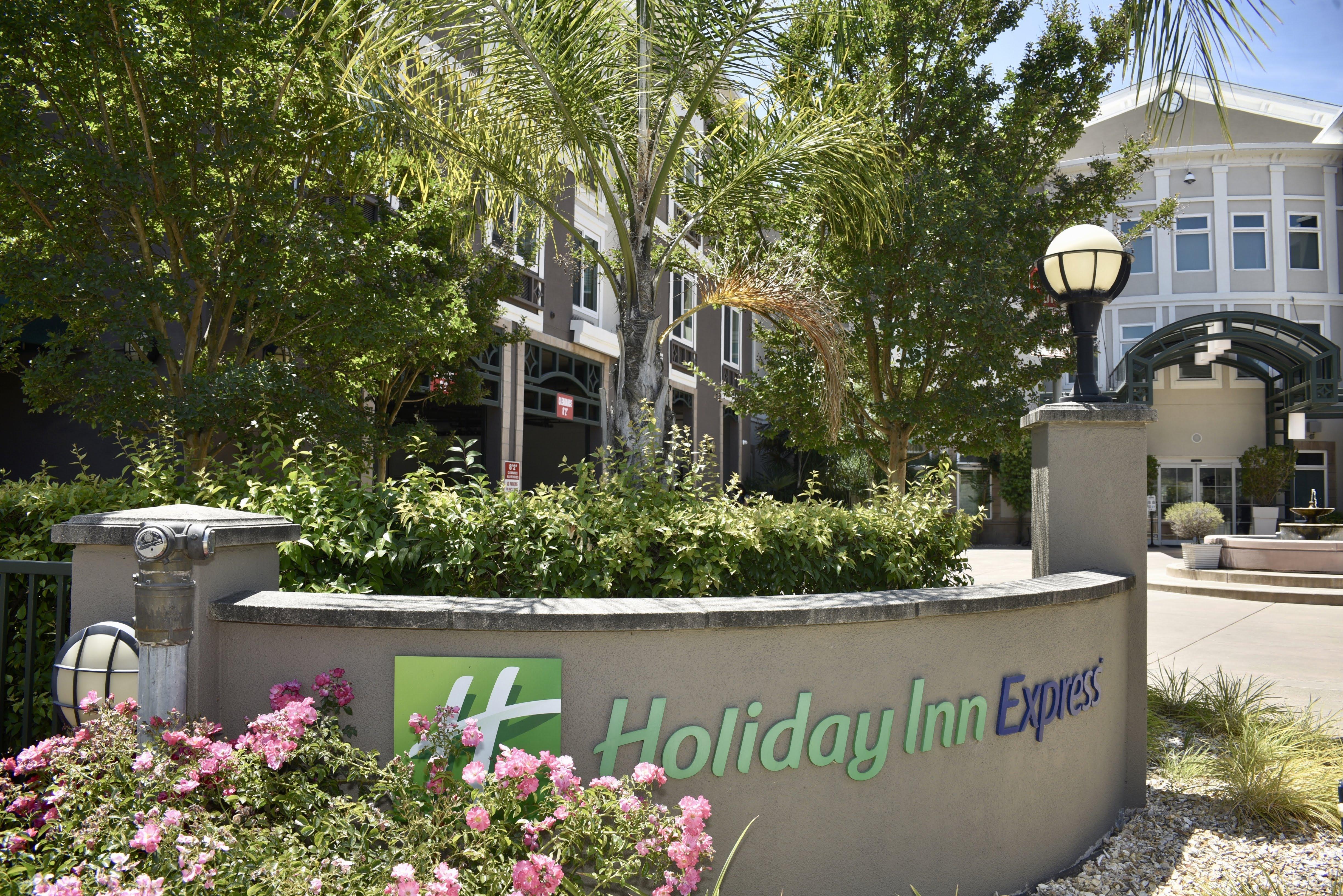 Holiday Inn Express Windsor Sonoma Wine Country, An Ihg Hotel Exterior photo